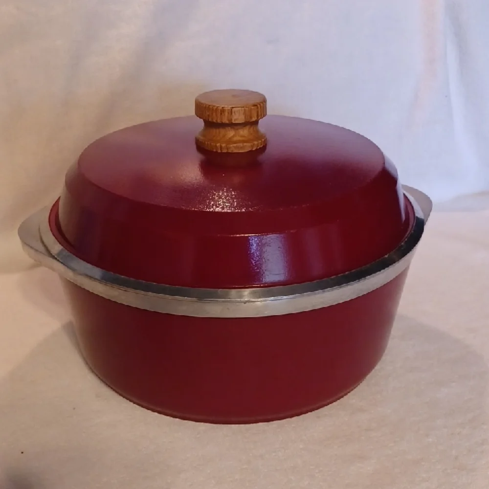 Club Burgundy Cast Aluminum Dutch Oven with Wooden Handle 5 Qt